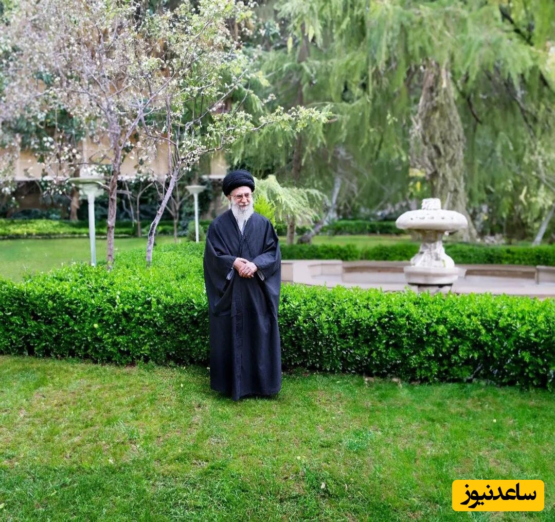 دیدار رهبر معظم انقلاب با علی خامنه‌ای در حیاط بیت رهبری؛ بوسه و خنده شیرین رهبری نصیب این چهره شد+ویدیو