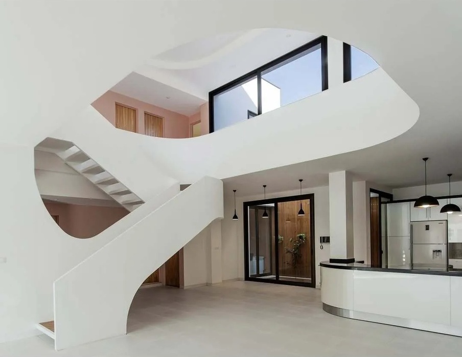 نگاهی به معماری خیره‌کننده خانه‌ای درخشان به سبک متفاوت در نجف‌آباد؛ شاهکاری که همه را شگفت‌زده کرده