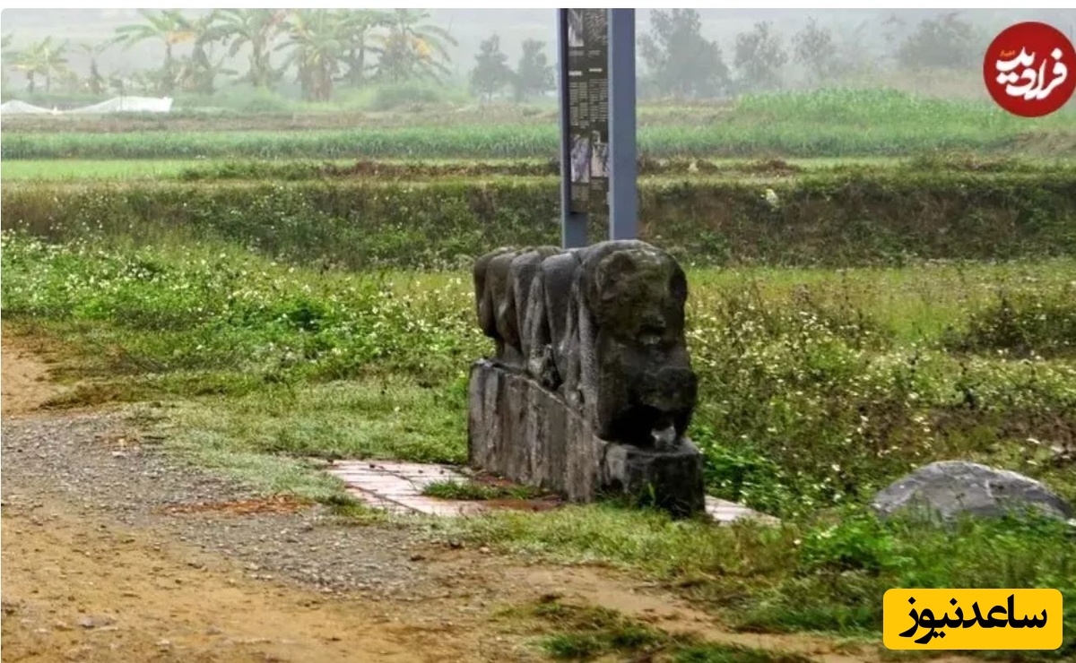 یکی از اژدهایان سنگی در مرکز ارگ که برگ‌های سفالی در کنار آن‌ها پیدا شدند