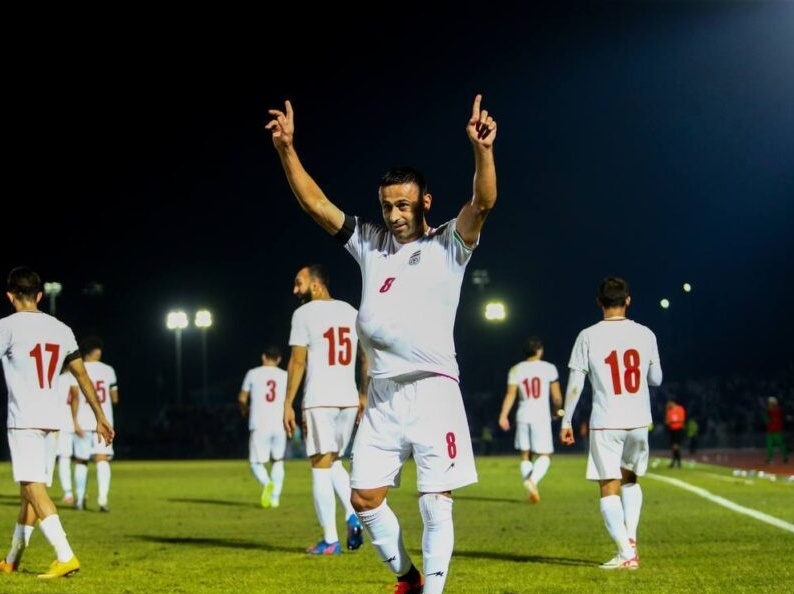 نگاهی به فیگور خنده دار ملی پوشان فوتبال ایران که خبر پدر شدنشان را وسط زمین بازی و این چنین بامزه اعلام کردند/ از سردار آزمون تا رضا قوچان‌نژاد و...+عکس