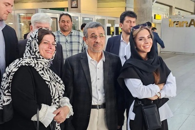 عجیب و باورنکردنی؛ یادگاری نوشتن محمود احمدی‌نژاد روی پاسپورت طرفدارش!