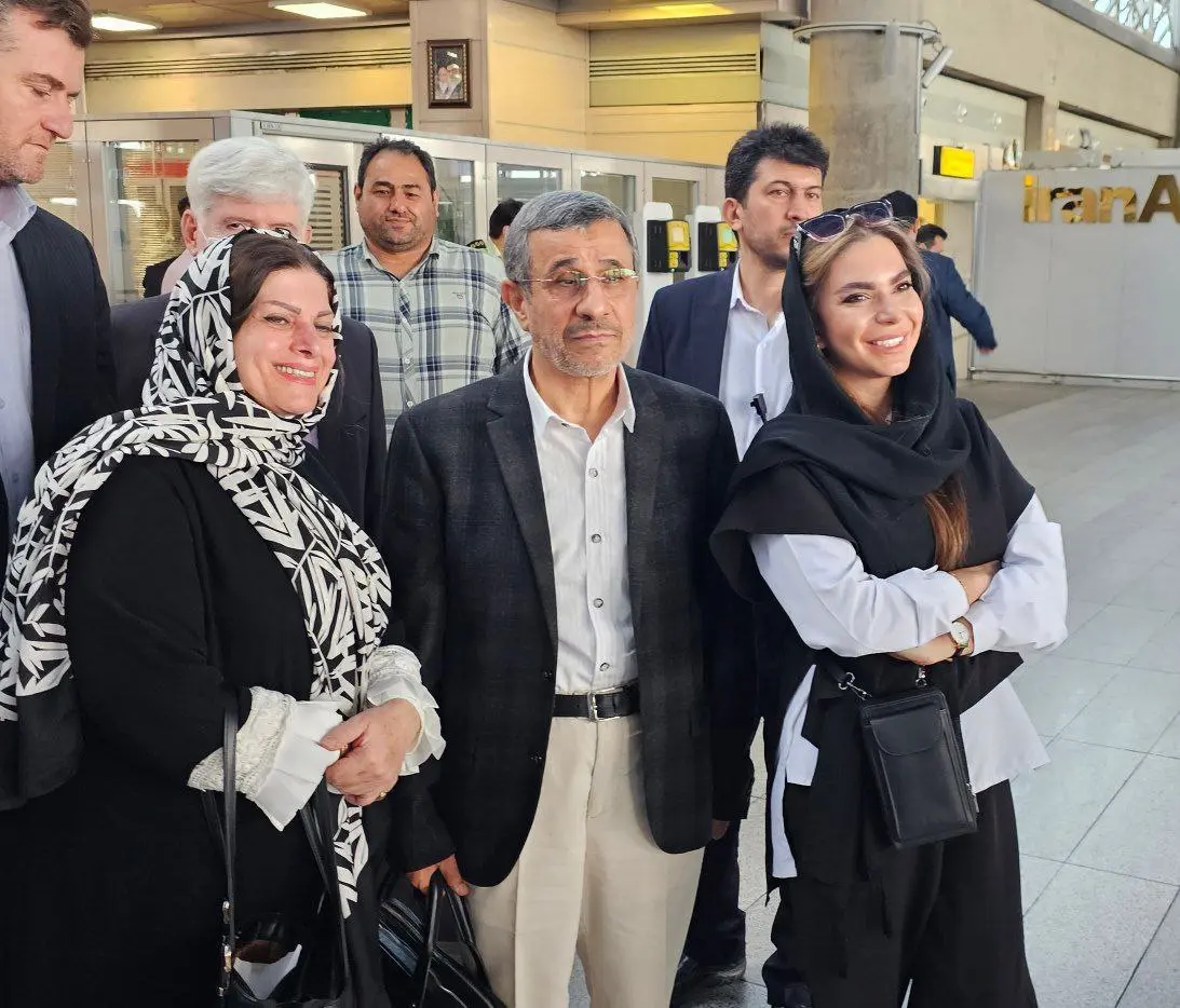 عجیب و باورنکردنی؛ یادگاری نوشتن محمود احمدی‌نژاد روی پاسپورت طرفدارش!