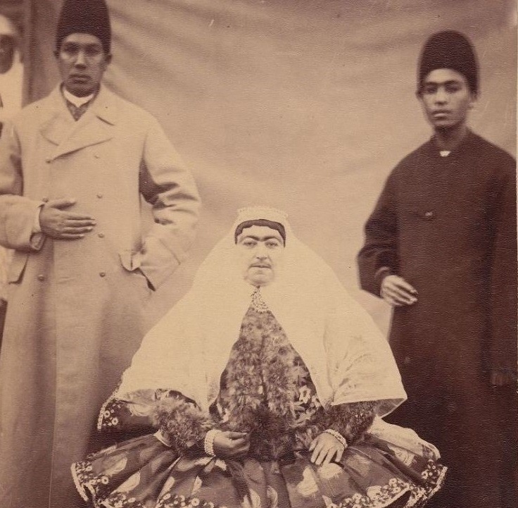 تاریخ ایران/ نگاهی به آلبوم تصاویر زیرخاکی و دیده نشده از دوران قاجار: از زنان حرمسرا و هرکول قاجاری تا آرایشگاه سیار