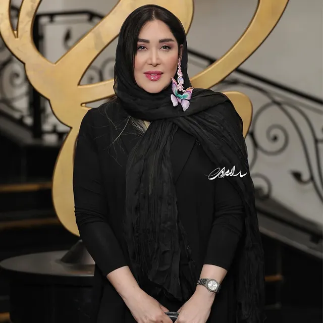 استایل زمستانه سارا منجزی‌پور همسر محمدعلیزاده؛ استایلی کرم قهوه‌ای رنگ با هدپیس  ساده و درخشش حلقه جواهر که استایلش رو کامل کرد+عکس