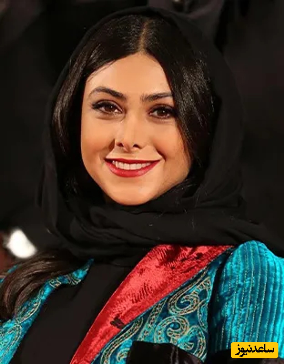 کافه گردی آزاده صمدی با استایل خاص و بینظیر همراه با مادر مانی حقیقی😎