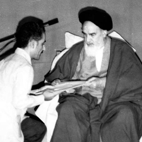شهید رجایی در حال دریافت حکم تنفیذ ریاست جمهوری از حضرت امام خمینی(ره)