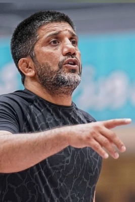 علیرضا دبیر: نظام تکلیف فوتبال را روشن کند، این ها دوزاری هستند / نایب رئیس فدراسیون فوتبال: دبیر سرش به کار خودش باشد