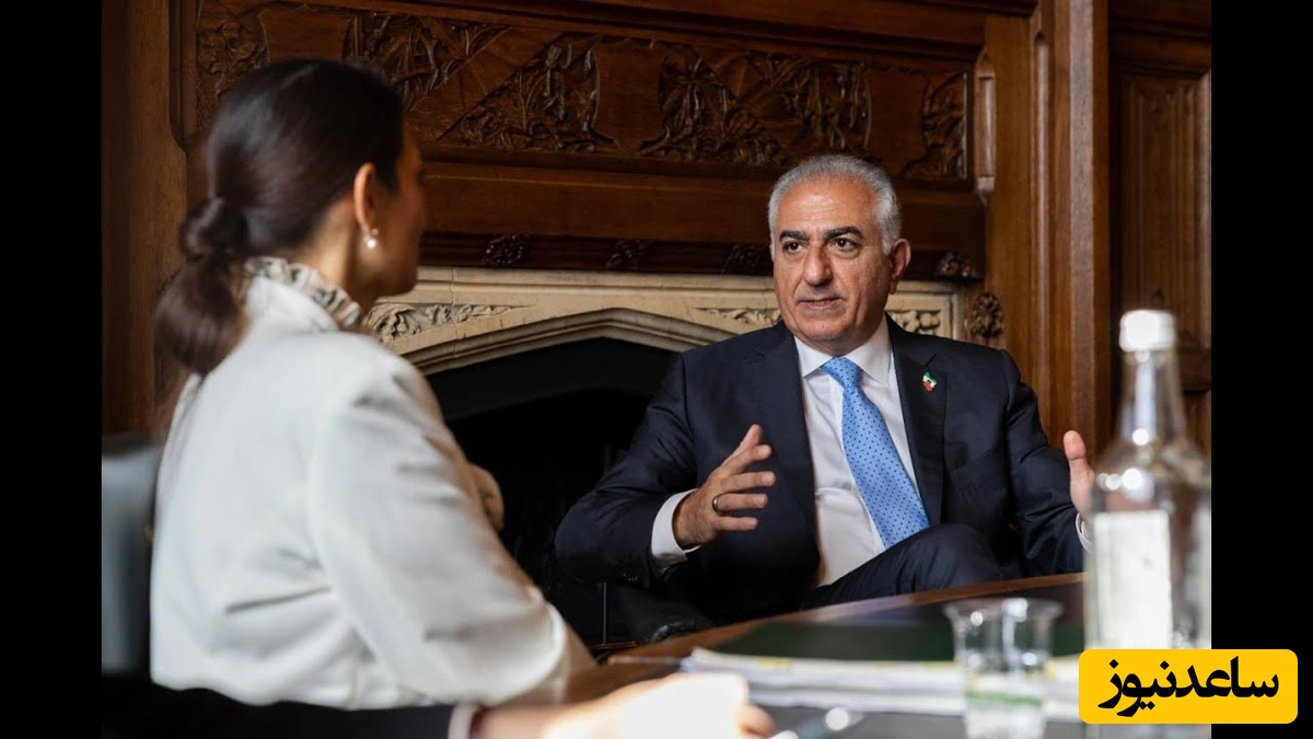 مشاور سیاسی ربع پهلوی حسابی از خجالتش درآمد: رضا پهلوی یک ابله سیاسی است که آینده‌اش کور است؛ من دست نظامیان و مدافعان ایرانی رو میبوسم که...+فیلم