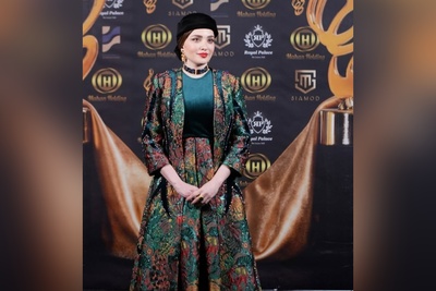 نگاهی به مراحل آماده سازی لباس فاخر بهنوش طباطبایی در مراسم جشن حافظ/استایل مجلسی شیک با طرح‌های بُته جقه‌ای سنتی