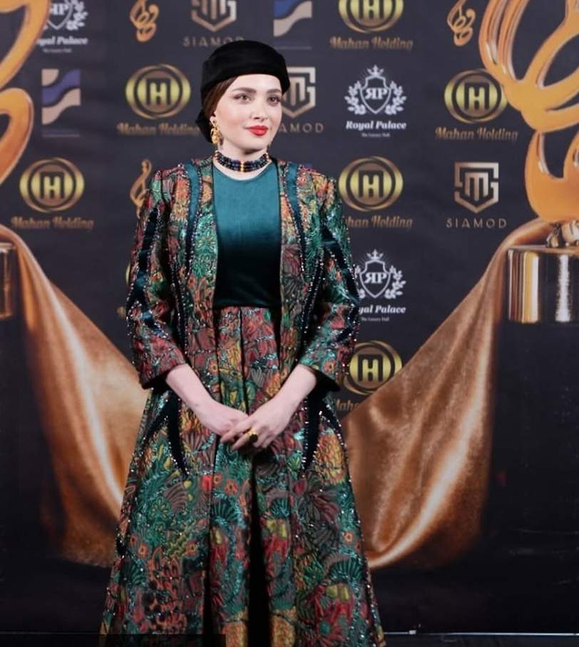 نگاهی به مراحل آماده سازی لباس فاخر بهنوش طباطبایی در مراسم جشن حافظ/استایل مجلسی شیک با طرح‌های بُته جقه‌ای سنتی