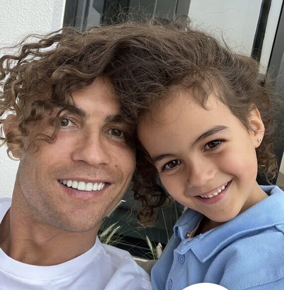 رونالدو فوتبالیست مولتی میلیاردر برای تولد دخترش با هدیه ای ارزان و  بدون کیک فقط نوشت: ....