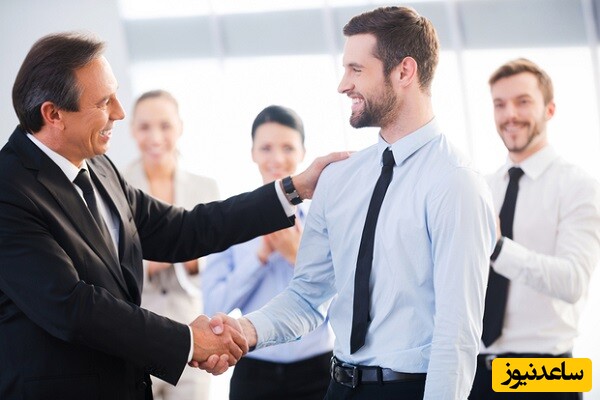 ویدیو🎥 | طنز کارمندی؛ وقتی هنوز حقوقت رو واریز نکردند و رئیست حالت رو میپرسه/ مجبوری لبخند بزنی ولی درونت داره گریه می‌کنه! 😂