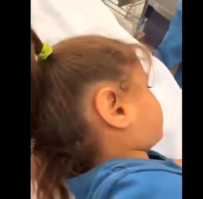 صحنه جگرسوز شلیک گلوله به سر دختر بچه غزه‌ای، گلوله بین پوست سر و استخوان جمجمه گیر کرده / هشدار ویدیو حاوی تصاویر دلخراش می باشد🚫