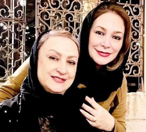 مریم امیرجلالی بازیگر شام ایرانی: مدیر مالی وزارت بازرگانی بودم، کسی نبود بچمو نگه داره،بچه رو میذاشتم تو کیسه و از بازرسی ردش میکردم، یه بارم گذاشتم لای کلاسور!