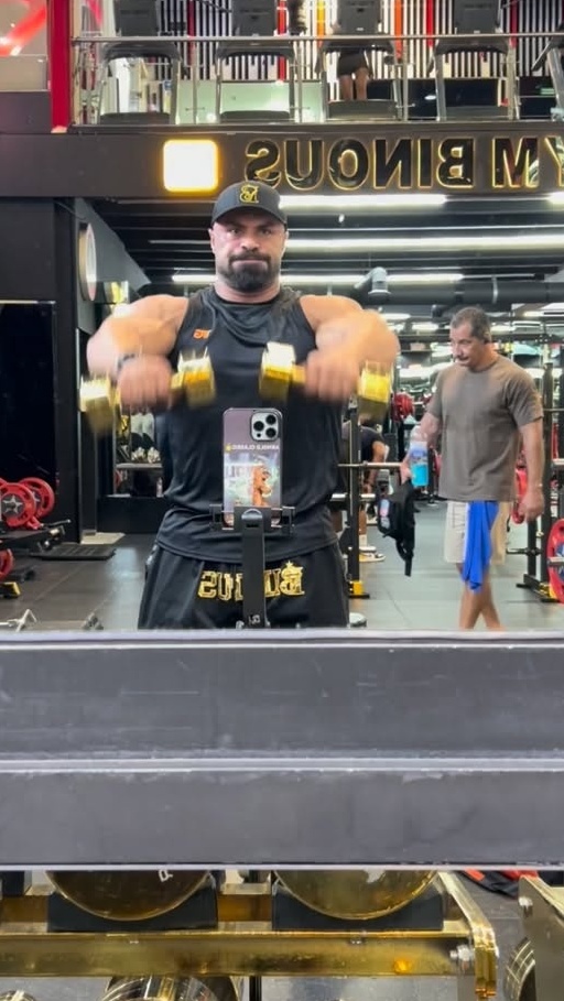 تمرینات سخت و طاقت فرسای بهروز تابانی در باشگاه بدنسازی + فیلم/ چه رگی ، چه عضلاتی