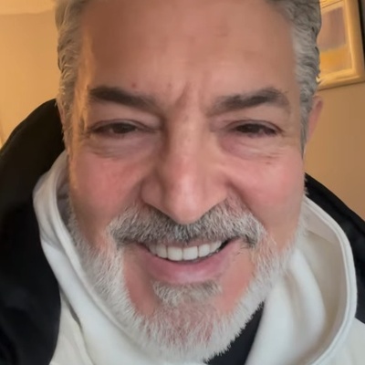 خواننده‌های داخلی وطن پرستی یاد بگیرند! قیصر، خواننده لس‌آنجلسی: من افتخار می‌کنم که ایرانی هستم