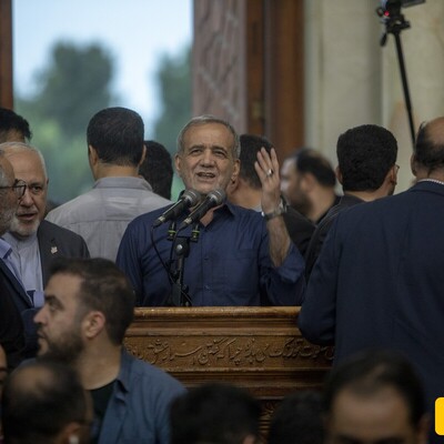 اولین روز به دنیا آمدن مهلا، نوه بامزه مسعود پزشکیان؛ تو بغل پدربزرگش آروم خوابیده+عکس