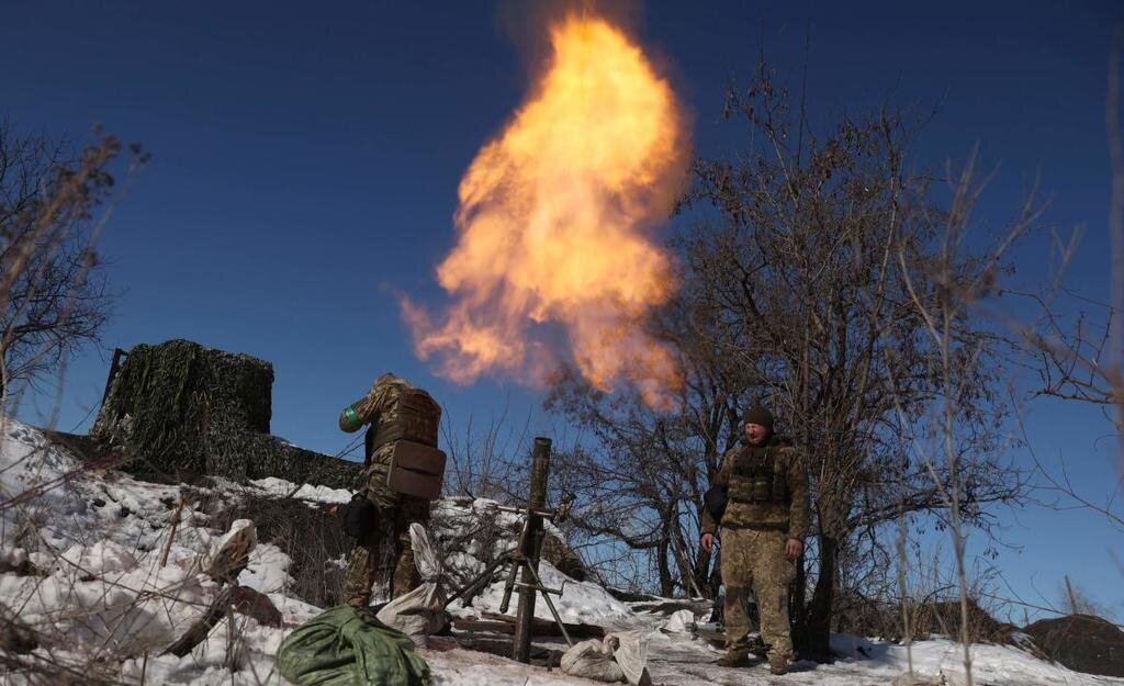 سربازان اوکراینی در حال پرتاب موشک