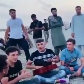 (فیلم) آوازخوانی دسته جمعی افغانی ها در کنار دریاچه چیتگر تهران/ از دست طالبان فرار کردن اومدن صفاسیتی چه عشق و حالی میکنن
