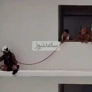 (ویدئو) بامزه ترین عملیات تیم آتش نشانی برای نجات سگی که قهر کرده / آتش نشان کلافه شد چقد خوب داره قانع میکنه برگرده تو خونه؛ ولی از رو نمیره 🤨