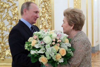 خواستگاری وسط نشست خبری؛ سورپرایز شدن پوتین از تماشای یک خواستگاری غیرمنتظره + ویدیو