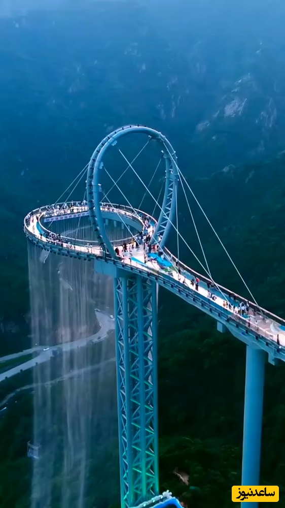 Sky Corridorشاهکار مهندسی معماری پل شیشه‌ای معلق با منظره آبشار خیره‌کننده/ دوست داری نفس‌گیرترین هیجان معلق در ارتفاع را امتحان کنی؟ +ویدیو