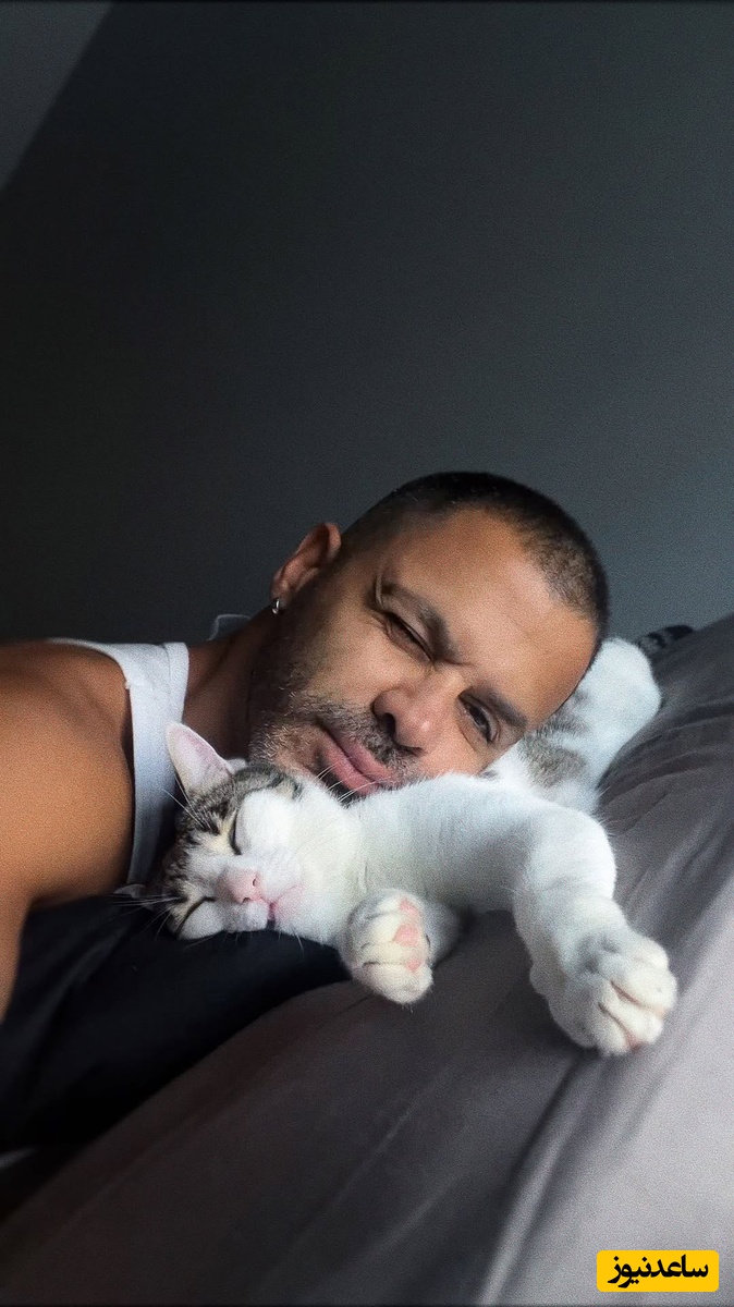 (فیلم) گربه‌بازی سیروان خسروی/ لحظاتی بامزه که قلبتان را آب می‌کند😻