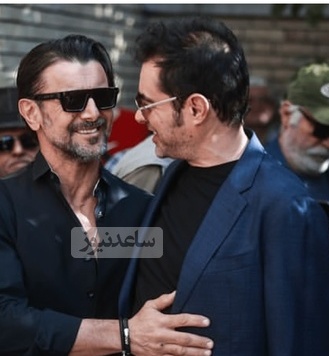 ورود پیکر ناصر تقوایی در میان تشویق هنرمندان: شهاب حسینی، امین حیایی، حامد بهداد، آزیتا حاجیان، پانته‌آ پناهی ها، سیروس مقدم/ روحش شاد و یادش گرامی