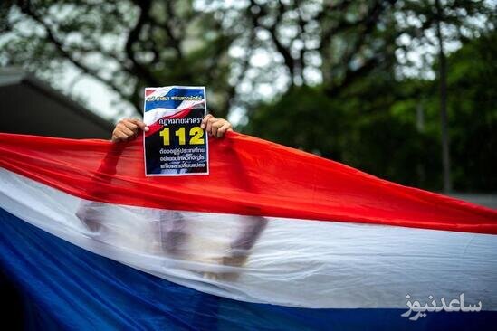 یک معترض حامی نظام سلطنتی تایلند در جریان تجمعی اعتراضی در مقابل سفارت آمریکا در شهر بانکوک به مداخله آمریکا در روند انتخابات تایلند اعتراض می کند./ رویترز