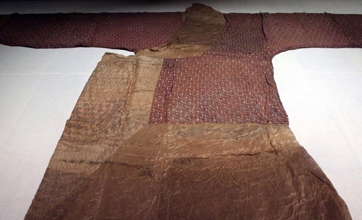 نمونه‌هایی از پارچه‌ها و لباس‌هایی که در مقبره یافت شدند