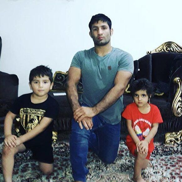 سعید عبدولی در کنار فرزندانش