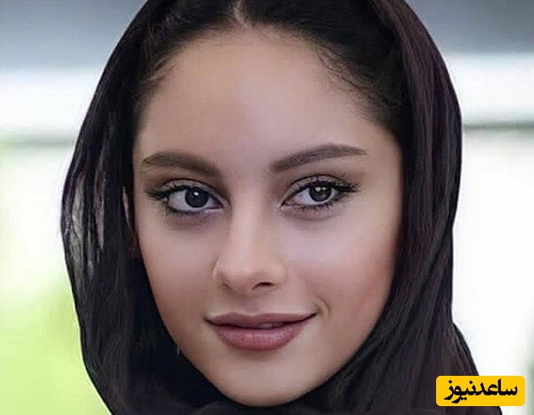 عکسی از اسب سواری ترلان پروانه / کلاه حصیری ساحلی با لباس گل گلی در کنار اسب نجیب قهوه ای / چه حس خوبی میده😍👌