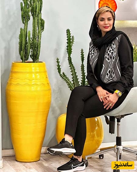 دامن چین دار و کفش پاشنه بلند شیک سپیده خداوردی در بیرون از منزل