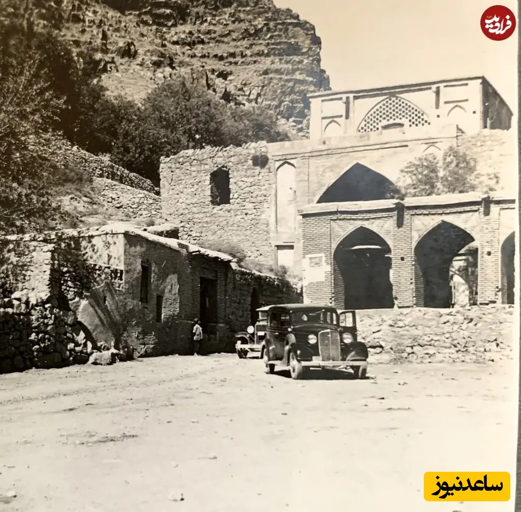 عبور دو اتومبیل از دروازه قرآن شیراز