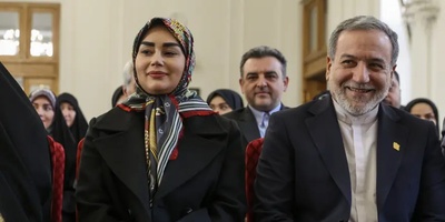 ببینید| استایلی که در جمع بانوان دیپلمات‌ حرف اول را زد؛ نگاهی به خوش‌سلیقگی آرزو احمدوند، همسر عراقچی در انتخاب پوشش و درخشش استایلش در مراسم امشب