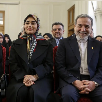 ببینید| استایلی که در جمع بانوان دیپلمات‌ حرف اول را زد؛ نگاهی به خوش‌سلیقگی آرزو احمدوند، همسر عراقچی در انتخاب پوشش و درخشش استایلش در مراسم امشب