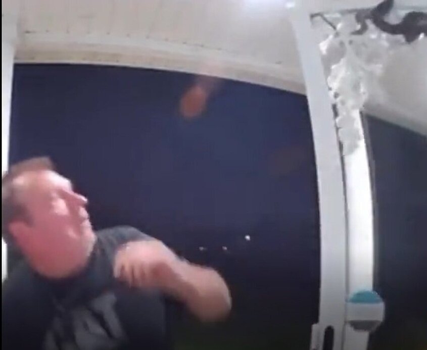 (ویدئو) حمله مار کمین کرده روی درب خانه به یک مرد