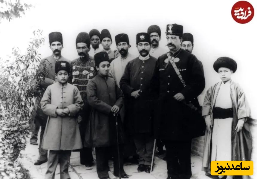 ناصرالدین شاه به همراه جمعی از نوجوانان و رجال دربار در سرخه‌حصار