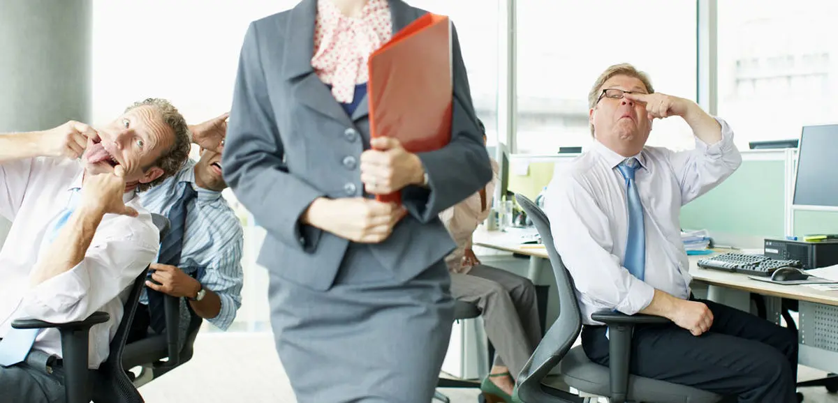 وقتی محیط کارِت به شدت سَمّیه اما به حقوقش نیاز داری به روایت تصویر/ یعنی من سازنده‌شو زنده میخوام🤣🤣