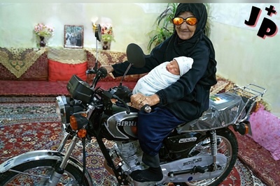 فیلم/خلاقیت خنده دار پدر و مادر ایرانی برای حمل و نقل نوزاد چندماهه شان با موتورسیکلت ثابت کرد ما خودِ خطریم/ هنرنزد ایرانیان است و بس😂