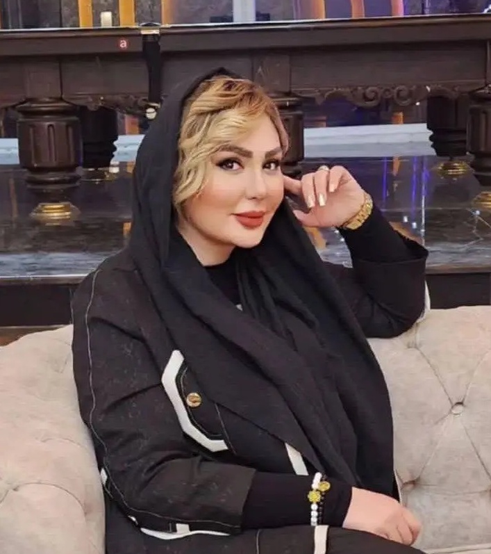 حضور نیوشا ضیغمی در کافه ‌ای زیبا و شاعرانه