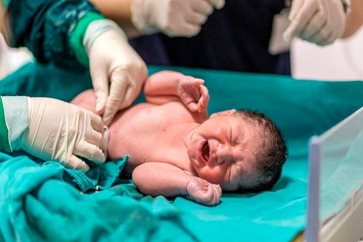 نوزاد بهبهانی که در راه رسیدن مادرش به بیمارستان دنیا آمد!+ عکس