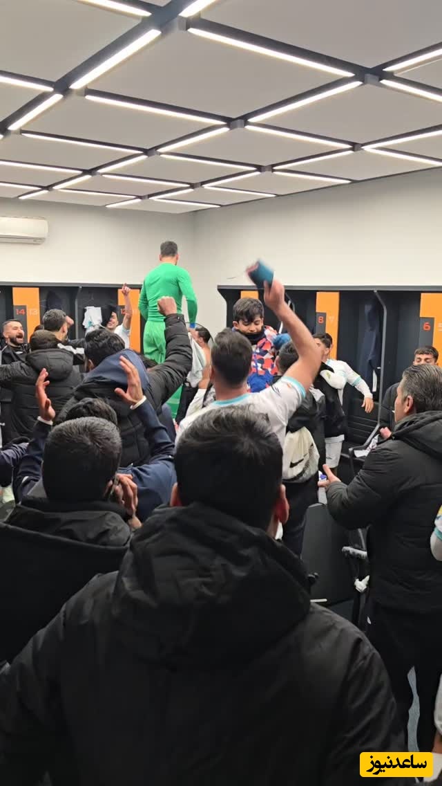 شادی بی‌مهار بازیکنان گل‌گهر در رختکن بعد از شکست استقلال + ویدئو