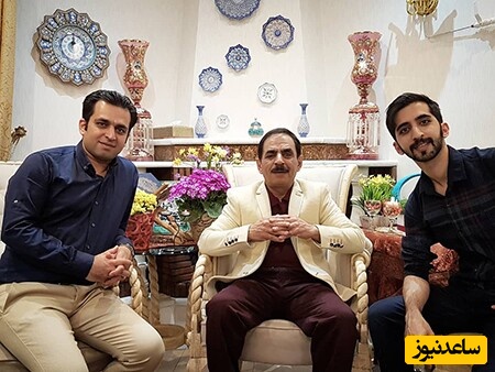 چیدمان شیک خانه‌ی آقا رشید با پرده‌ی توری، مبلمان کرم رنگ و فرش خوش طرح سرمه‌ای/ ورودی خونه‌شون چقدر شبیه کافه‌های سنتیه!