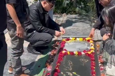 رسم رفاقت؛ محسن ابراهیم‌زاده بعد از مراسم چهلم حمید هیراد سراغ دوست قدیمی‌اش را گرفت+فیلم