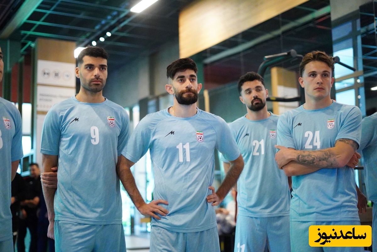 دنیس اکرت در کنار بازیکنان ایرانی