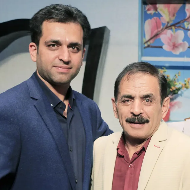 آقا رشید معروف در کنار همسر و فرزندان و نوه‌ی بانمکش/ جفت پسراشون مثل مادرشون قد بلند و رشیدن