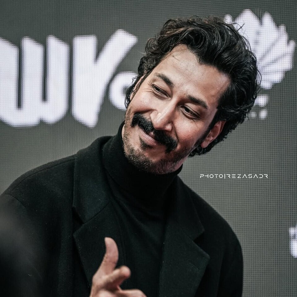 (ویدیو) شیخ‌های عربستان جلوی بهرام افشاری با این عربی حرف زدنش کم میارن!😂😂 / تسلط بی‌عیب و نقص کارگردان «هفتاد سی» به زبان عربی