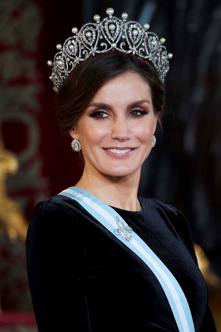 لباس صورتی ملکه زیبای اسپانیا در مراسم تاجگذاری چارلز سوم+ فیلم