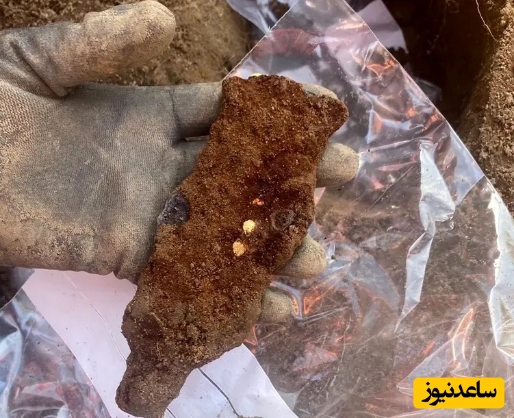 یکی از قطعات طلاکوب در لحظۀ کشف